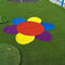 L'arc-en-ciel de terrain de jeu de jardin d'enfants badine le gazon extérieur rouge