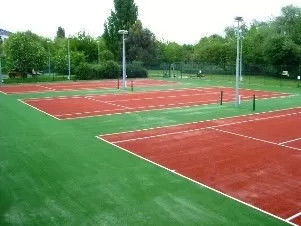 Fausse herbe colorée par court de tennis