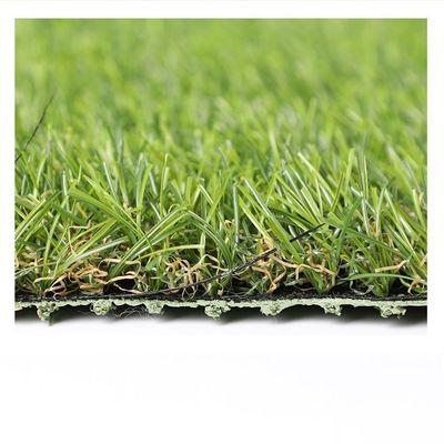 Gazon artificiel autour de la piscine pour votre jardin