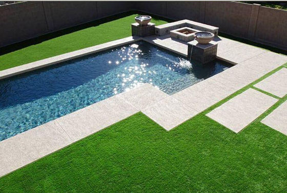Gazon artificiel autour de la piscine pour votre jardin
